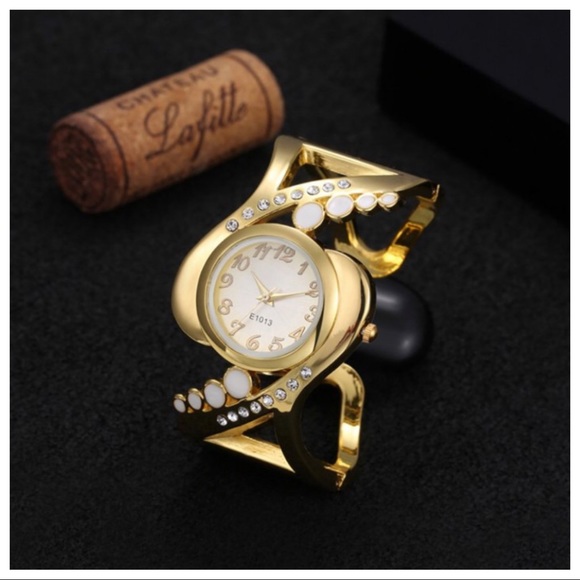 Boho Chic Diamond Bangle Hand Hollow
Quartz Watch (Golden) - Picture 3 of 5